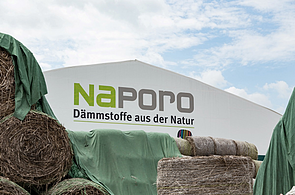 Dieses Bild zeigt die Frontansicht der Lagerhalle von Naporo mit dem Logo auf der Fassaden