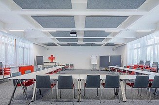 Zu Sehen ist ein Konferenzsaal des roten kreuzes mit Deckensegel aus Hanf in grau