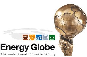 Das Bild zeigt einen Energy Globe Award (eine Hand die eine Weltkugel wie ein Eis am Stiel trägt)