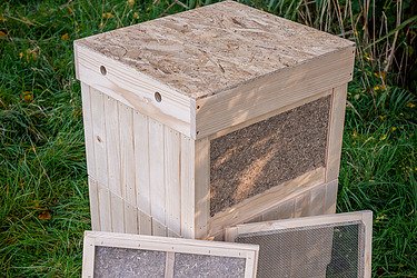 Bienenstock auf Wiese mit seinen hanfdämmplatten und Innenelementen